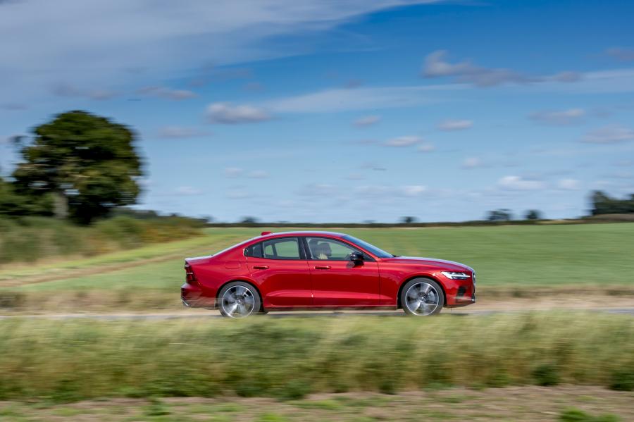  Volvo S60 T8 R-Design 2019 года  (UK) (фото 13 из 40)